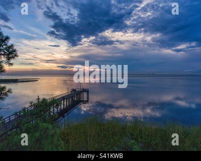 Sonnenuntergang am östlichen Ufer der Mobile Bay in Daphne, Alabama Stockfoto