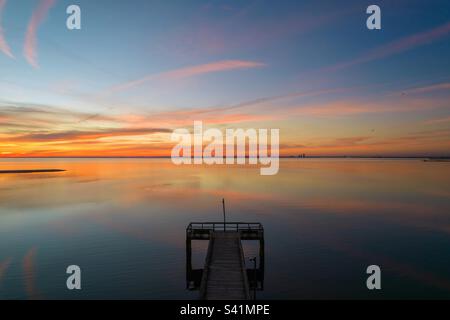 Luftaufnahme eines Piers bei Sonnenuntergang am östlichen Ufer der Mobile Bay Stockfoto