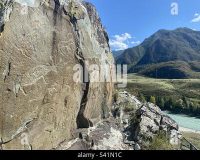 Felsschnitzereien von Tieren des antiken Menschen auf einem Felsen im Altai-Gebirge, Sibirien. Stockfoto