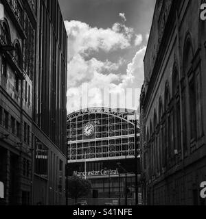 Manchester zentral zwischen den Gebäuden Stockfoto