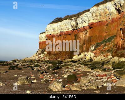 Roter Kalkstein und weiße Kreide aus der oberen und unteren kreidezeit auf den Klippen von Hunstanton in Norfolk, England Stockfoto