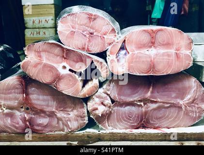 Große Stücke Thunfisch, die auf einem Markt in Sri Lanka zum Verkauf aufgestapelt wurden Stockfoto