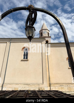 Gut vor der mittelalterlichen Kirche St. Anastasia in der Stadt Biograd in Kroatien Stockfoto