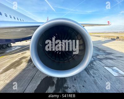 Nahaufnahme eines riesigen Rolls-Royce Trent XWB-97 Turbofan-Düsenmotors in einem Passagierflugzeug des British Airways Airbus A350 Stockfoto