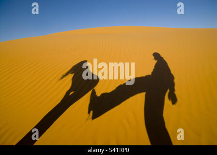 Schattenspiel in der Wüste von Oman Stockfoto