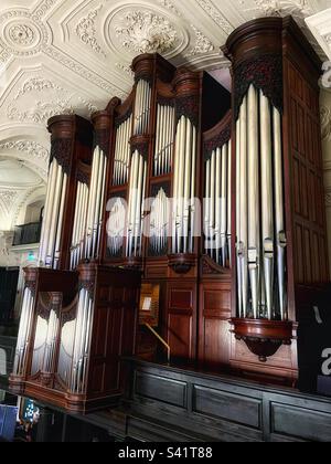 Die Walker Orgel in der St. Martin-in-the-Fields Church in London besteht aus über 3.000 Pfeifen verschiedener Größen. Blick aus der Galerie. Stockfoto