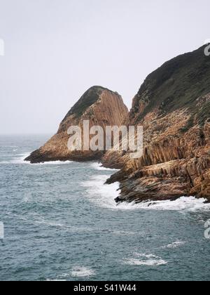 Zerklüftete Küstenlandschaften im Sai Kung East Country Park in Hong Kong. Stockfoto