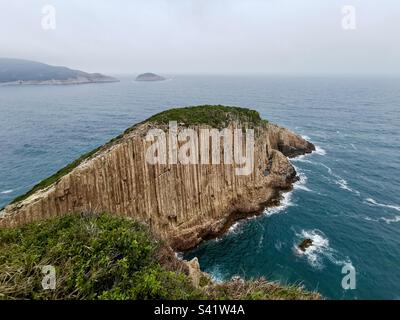 Zerklüftete Küstenlandschaften im Sai Kung East Country Park in Hong Kong. Stockfoto