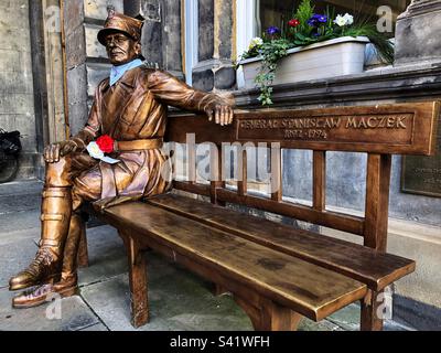 Bronzestatue von General Stanislaw Maczek, der auf einer Bank saß, war WW2 polnischer Panzerkommandant, Gedenkstätte im Innenhof der Edinburgh City Chambers. Stockfoto