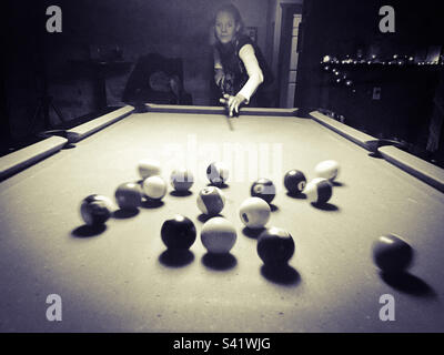 Eine Frau bricht auf dem Billardtisch in einer Bar in Arizona, USA Stockfoto