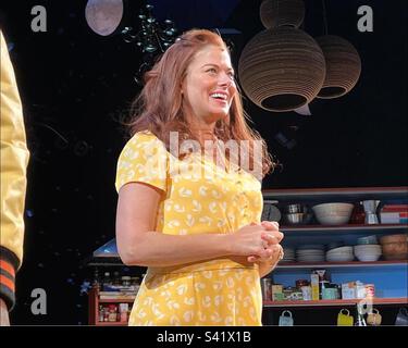 Debra Messing von will & Grace bei ihrer Broadway-Show „Birthday Candles“ 2022 Stockfoto