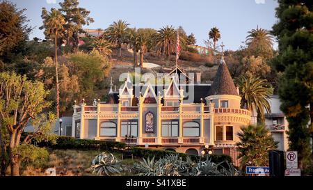LOS ANGELES, CA, Okt 2022: Blick vom frühen Morgen auf das Magic Castle, Veranstaltungsort im Herzen von Hollywood Stockfoto