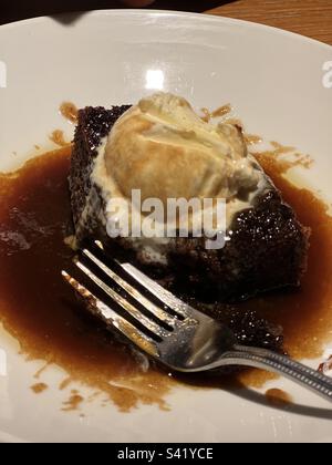 Klebriger Toffee Pudding mit Vanilleeis Stockfoto