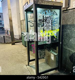 Telefonzelle mit Graffiti/Tagging im Stadtzentrum von Bristol Stockfoto