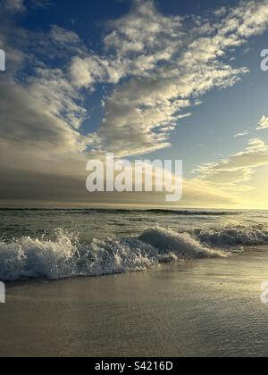 Stürzende Wellen mit Sonnenuntergang am Himmel über dem Golf von Mexiko, Florida Stockfoto