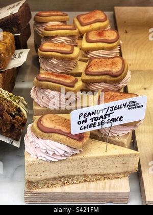 Erdnussgelee auf Toast-Käsekuchen im Fenster der Bäckerei Stockfoto