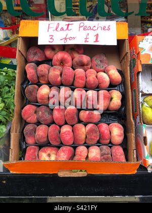 Ripe Flat Pfirsich's hat in der örtlichen Lebensmittelbranche einen höheren Preis bekommen Stockfoto