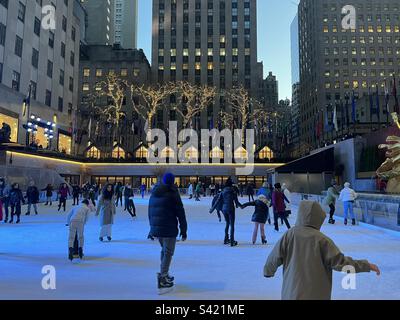 Skater auf dem Eis in der Eislaufbahn des Rockefeller Center, New York City, NY. 23. Februar 2023. Stockfoto