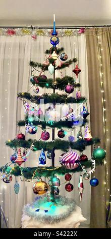 Weihnachtsstände mit künstlichen Weihnachtsbäumen, dekoriert mit Ballons in der Wohnung von Russland. Stockfoto