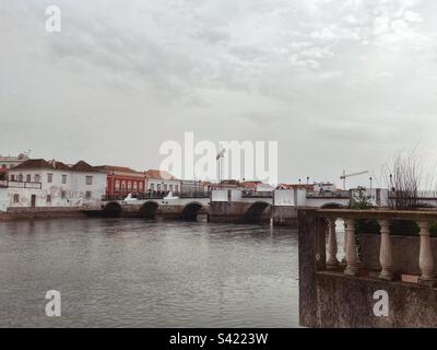 Ponte Romana de Tavira auf der anderen Seite des Flusses Gilão - die alte Handelsstraße Faro und Castro Marim - Baujahr 1667 Stockfoto