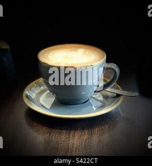 Kaffee wird in einer Tasse und Untertasse serviert Stockfoto