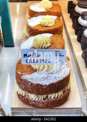 Ahornkaramellkuchen im Fenster der Bäckerei Stockfoto