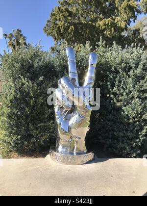 Die Skulptur „Peace and Love“, gespendet vom ehemaligen Beatles-Drummer Ringo Starr, steht im Beverly Gardens Park am Santa Monica Boulevard in Beverly Hills, Kalifornien. Stockfoto