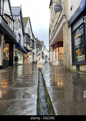 Alte Straße in Frome, Somerset mit einem Bach, der die Mitte hinunterfließt Stockfoto