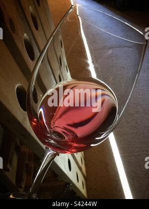 Verschnitt von Rot- und Weißwein zur Herstellung von Roséwein, Katalonien, Spanien. Stockfoto
