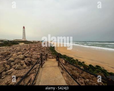 Treppen von Praia da Ilha do Farol führen hinunter zum Strand mit dem Leuchtturm Faro - das kleine Dorf Farol ist hauptsächlich die Heimat von Fischern an der Mündung Ria Formosa in Portugal Stockfoto