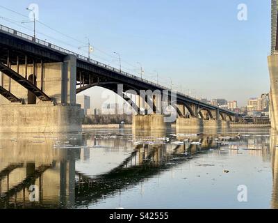 Eine Straßenbrücke über den ob River in der russischen Stadt Nowosibirsk. Stockfoto