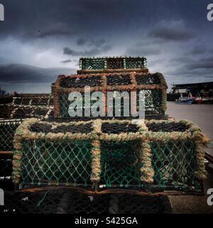 Krabben- und Hummertöpfe im Hafen von Bridlington, Großbritannien. Stockfoto