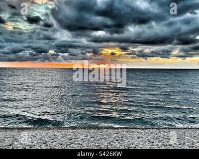 Stürmischer Himmel über Chesil Beach Stockfoto