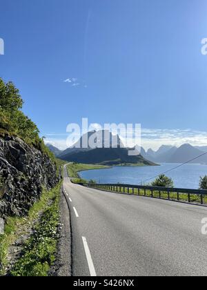 Blick auf die Straße bei einem Roadtrip auf die Lofoten-Inseln in Norwegen an einem sonnigen Sommertag. Stockfoto