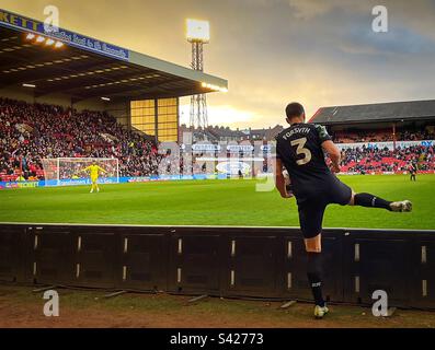 Barnsley gegen Derby County - 25.2.23 - Derby's Craig Forsyth klettert auf die Werbetafeln, um den Ball zu erhalten, kurz bevor Barnsley das Spiel in der Endzeit um 4-1 Uhr schafft. Stockfoto