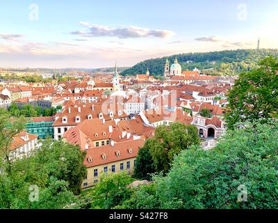 Prag Stadtpanorama von oben an einem sonnigen Sommertag Stockfoto