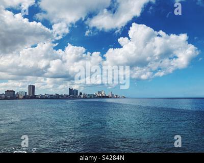 Blick über das Wasser in Havanna, Kuba Stockfoto