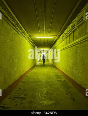 Einsame Figur im beleuchteten Tunnel Stockfoto