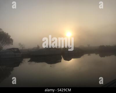 Frühmorgendlicher Nebel auf der River Cam Stockfoto