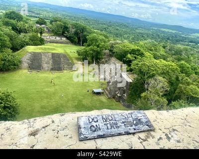 Wunderschöne Aussicht vom oberen Rand der Maya-Ruine El Castillo über das archäologische Reservat Xunantunich in Belize Stockfoto