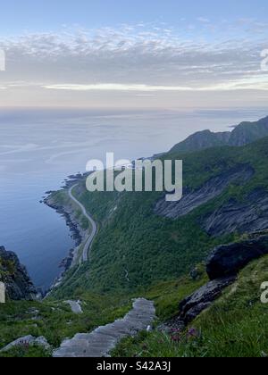 Treppen runter von Reinebringen, Lofoten Inseln in einer Sommernacht. Stockfoto