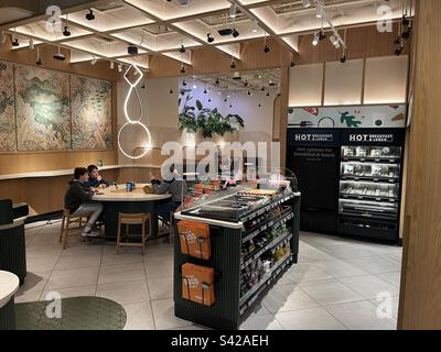 Gäste des Amazon Go Starbucks in der E. 59. St, New York City, NY, im Februar 2023. Stockfoto