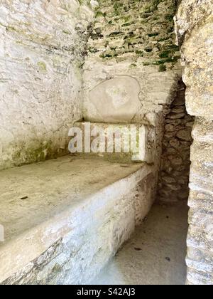 Alte Schlafräume in der Maya-Ruine an der archäologischen Stätte Cahal Pech, Belize Stockfoto