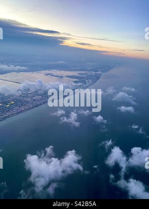 Abendlicher Blick auf den Sonnenuntergang über dem Atlantischen Ozean und Miami auf dem Weg zum Flughafen Stockfoto