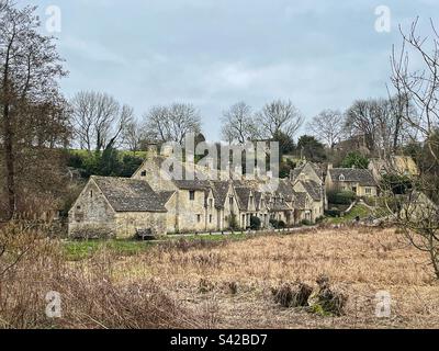 Arlington Row und Pikward Hill in Bibury ein Dorf in Gloucestershire, England. Ursprünglich im späten 14. Jahrhundert als Wollgeschäft erbaut und jetzt privat. Eine berühmte Cotswolds-Szene. Stockfoto