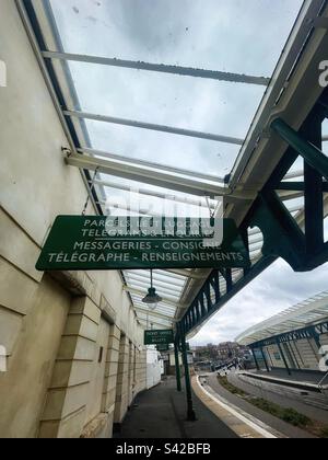 Der Bahnhof Folkestone Harbour wurde im Stil des frühen Weltkriegs restauriert Stockfoto