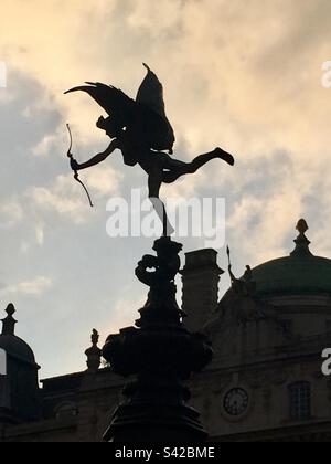 Shaftesbury Memorial Fountain, Piccadilly Circus, London in der Dämmerung Stockfoto