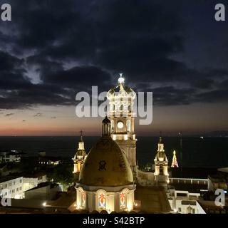 Sonnenuntergang hinter der Kirche unserer Lieben Frau von Guadalupe in Puerto Vallarta, Jalisco, Mexiko. Stockfoto