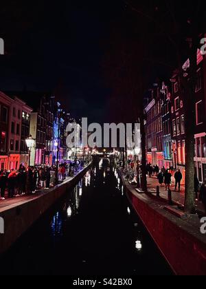 Oudezijds Achterburgwal oder OZ Achterburgwal - eine Straße und ein Kanal in De Wallen, dem Rotlichtviertel im Zentrum von Amsterdam, Niederlande. Stockfoto