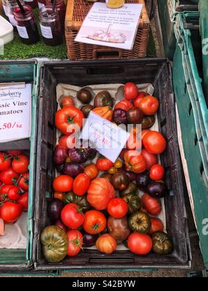 Spezialität Heritage Tomaten Sorten werden auf dem lokalen Bauernmarkt verkauft Stockfoto